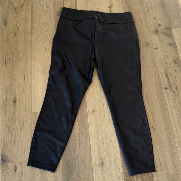 🤎 Reitmans Brown Vegan Leather Pants – NWT
Size 18 - Picture 7 of 7